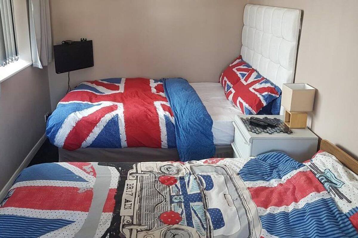 Deluxe Room | 1 bedroom, in-room safe, iron/ironing board, cribs (free)