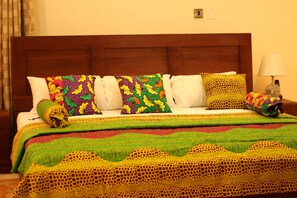 Executive Room, 1 Queen Bed, Non Smoking | Premium bedding, desk, iron/ironing board, free WiFi - Platinum Court (Oyarifa)
