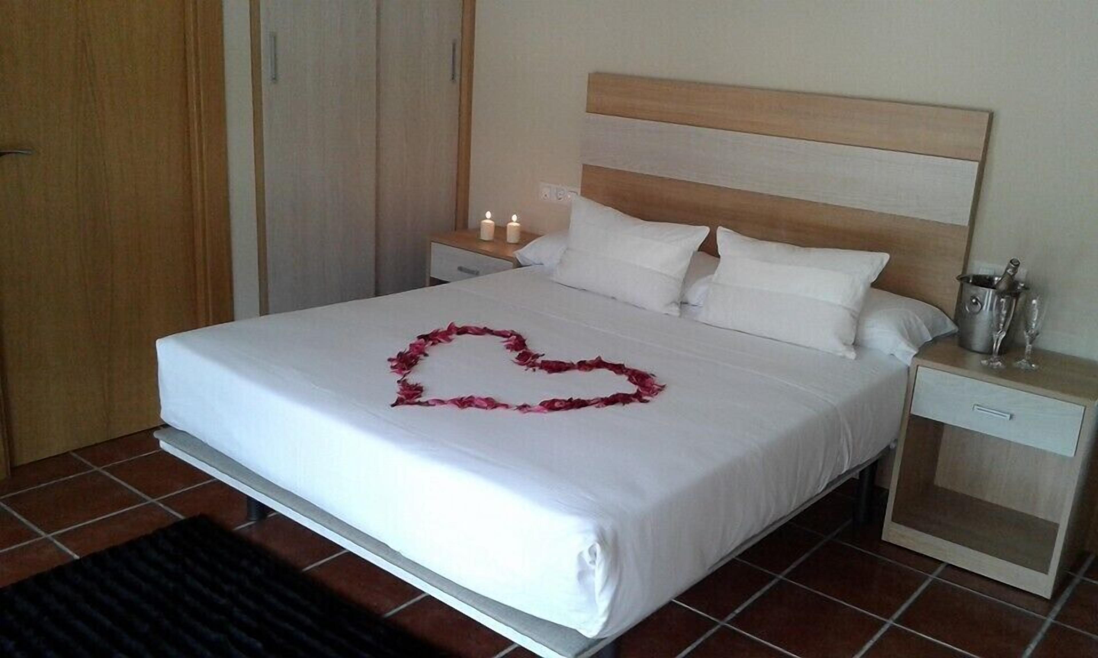 Deluxe tweepersoonskamer | Een bureau, verduisterende gordijnen, gratis wifi, beddengoed