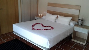 Deluxe Double Room | Desk, blackout curtains, free WiFi, bed sheets - Hostal Taberna La Villa (Canales de la Sierra)