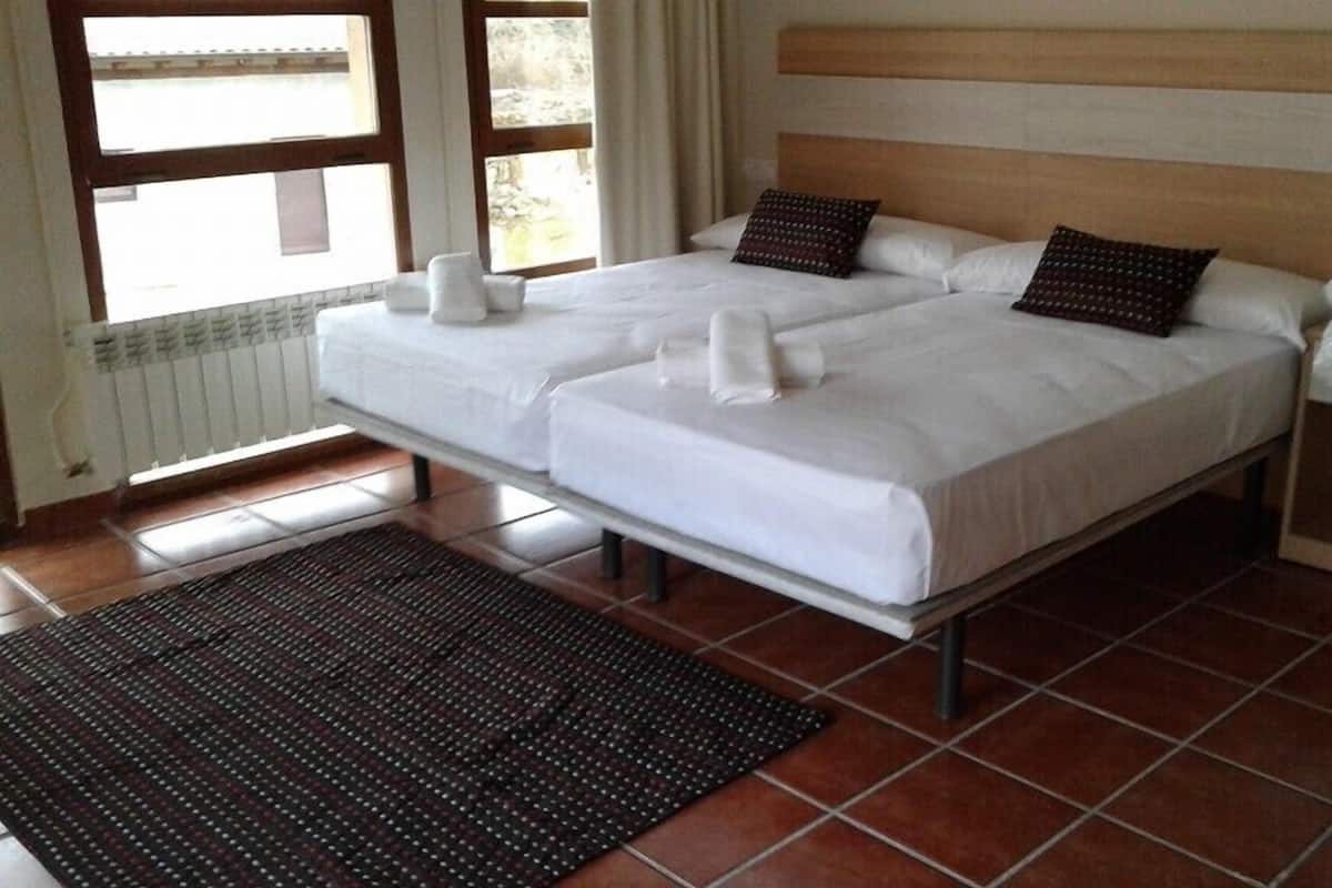 Twin Room | Desk, blackout curtains, free WiFi, bed sheets