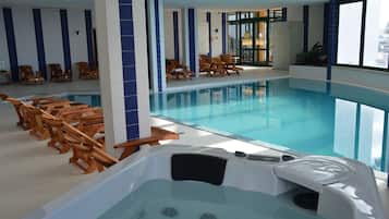 Innenpool, Außenpool, geöffnet von 09:00 Uhr bis 20:00 Uhr, Liegestühle