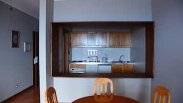Frigobar, placa de cocina, cafetera/tetera, tetera/pava eléctrica