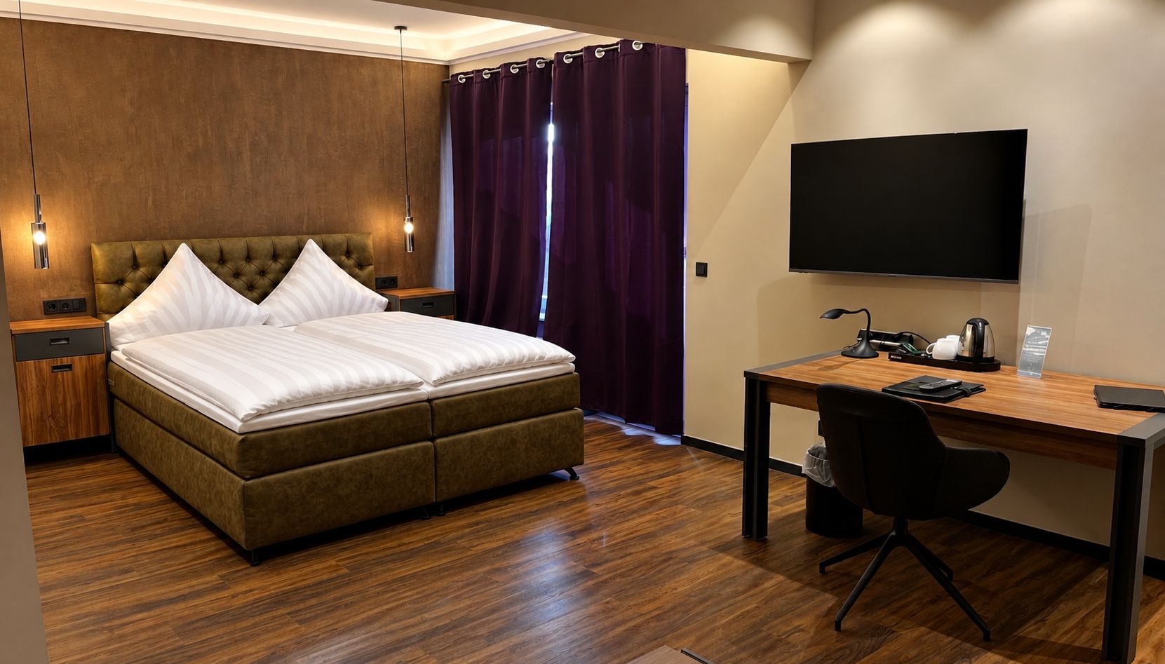 Una habitación de hotel con cama, escritorio y televisión.