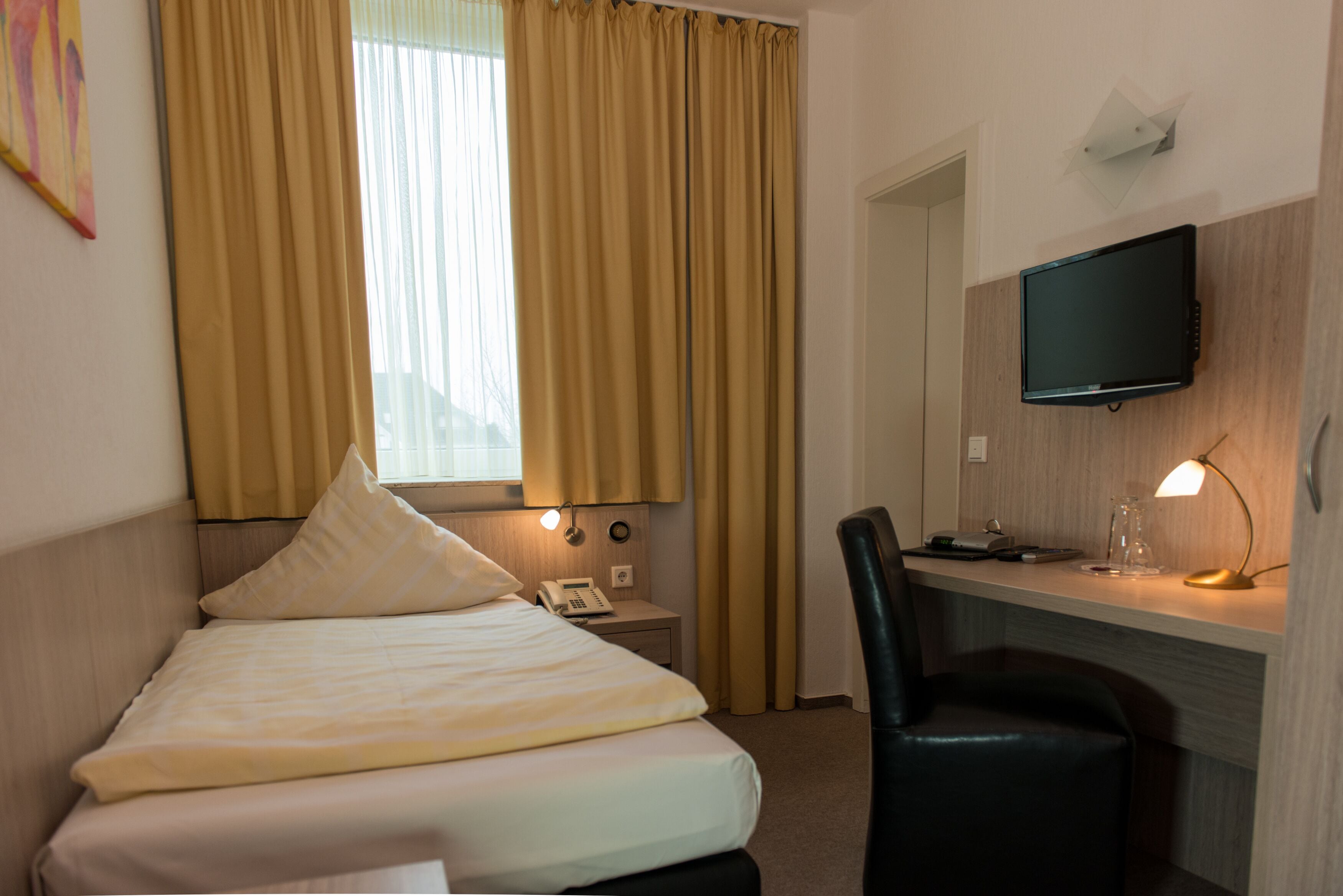 basic single room | free wifi