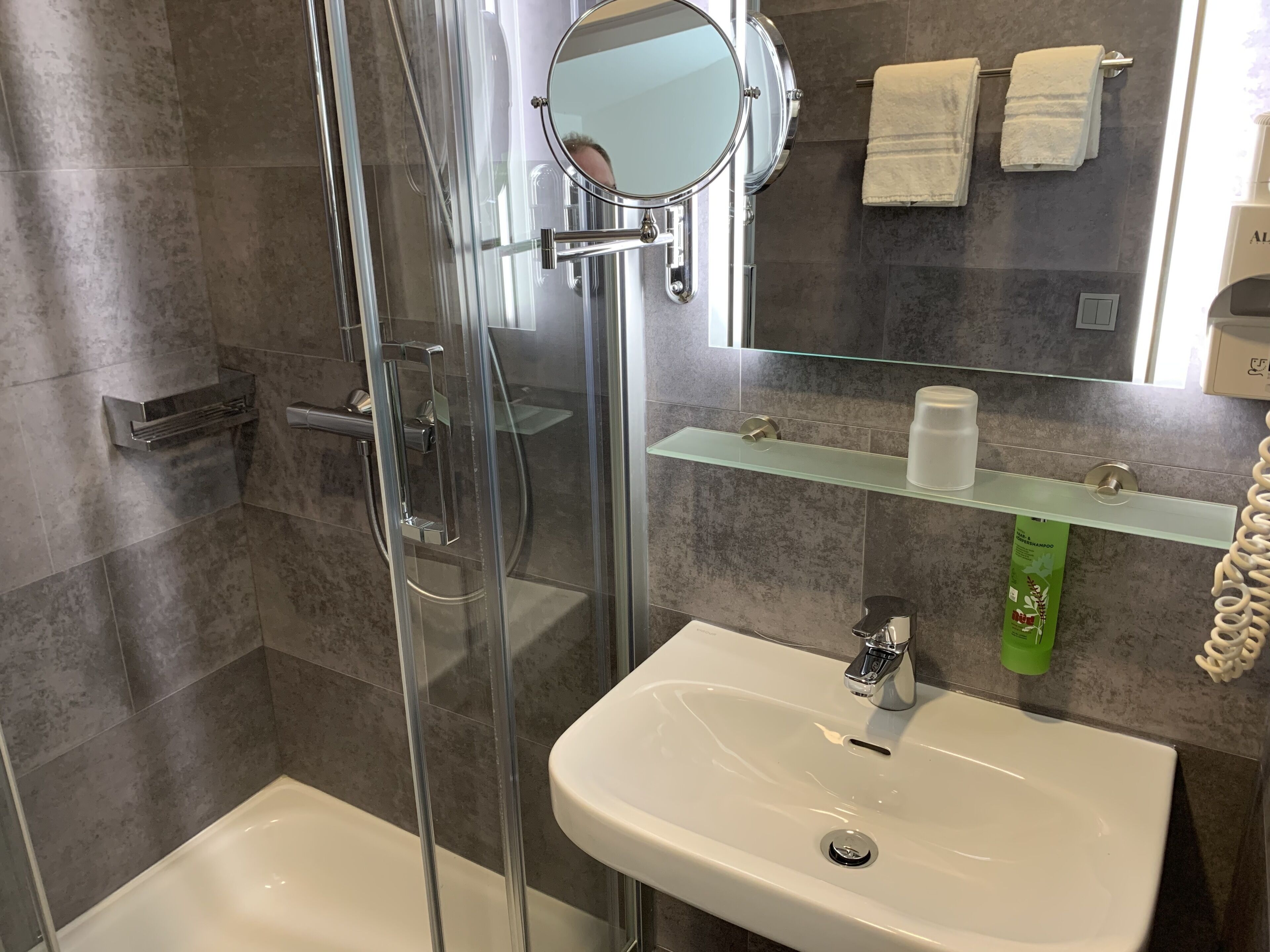 single room | bathroom | shower, free toiletries, hair dryer