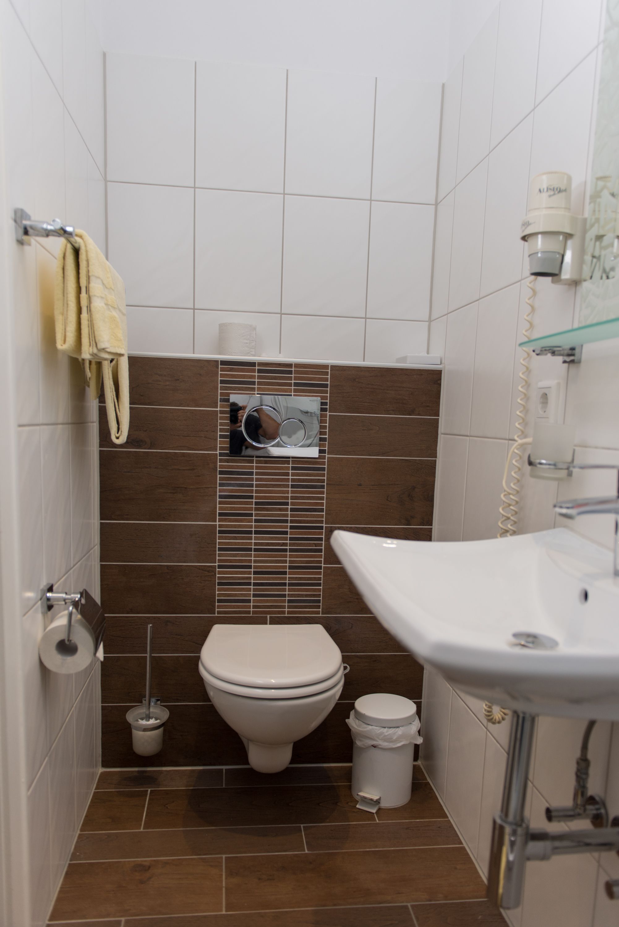 single room | bathroom | shower, free toiletries, hair dryer