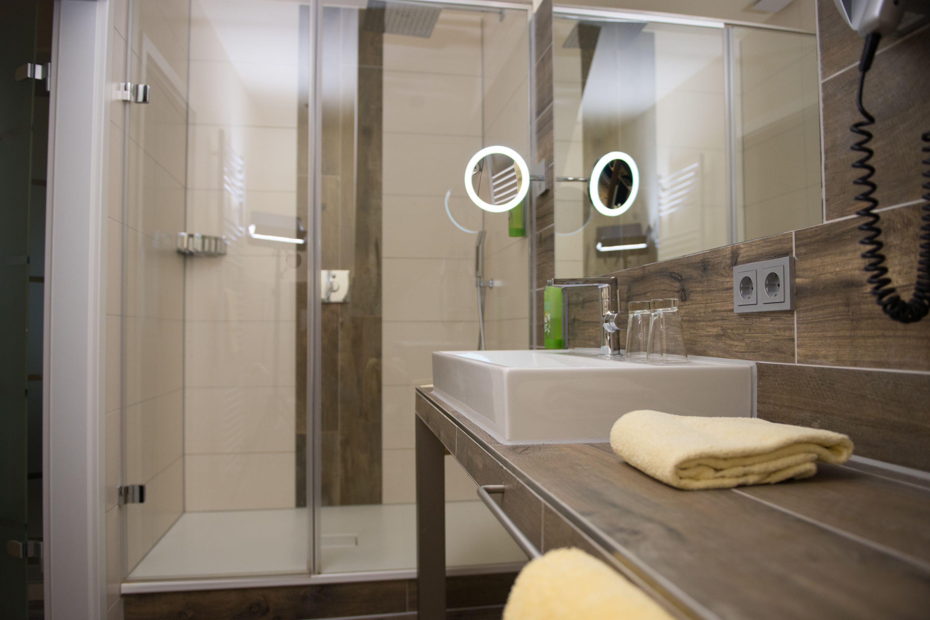 business double room | bathroom | shower, free toiletries, hair dryer