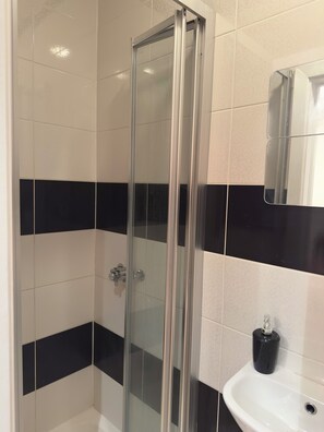 Superior Double Room | Bathroom | Shower, towels - Dharma Lodge (Enfield)
