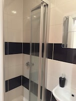 Superior Double Room | Bathroom | Shower, towels