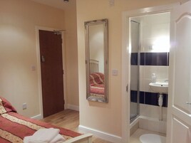 Family Room (3 People) | Sistema de insonorización, tabla de planchar con plancha, wifi gratis