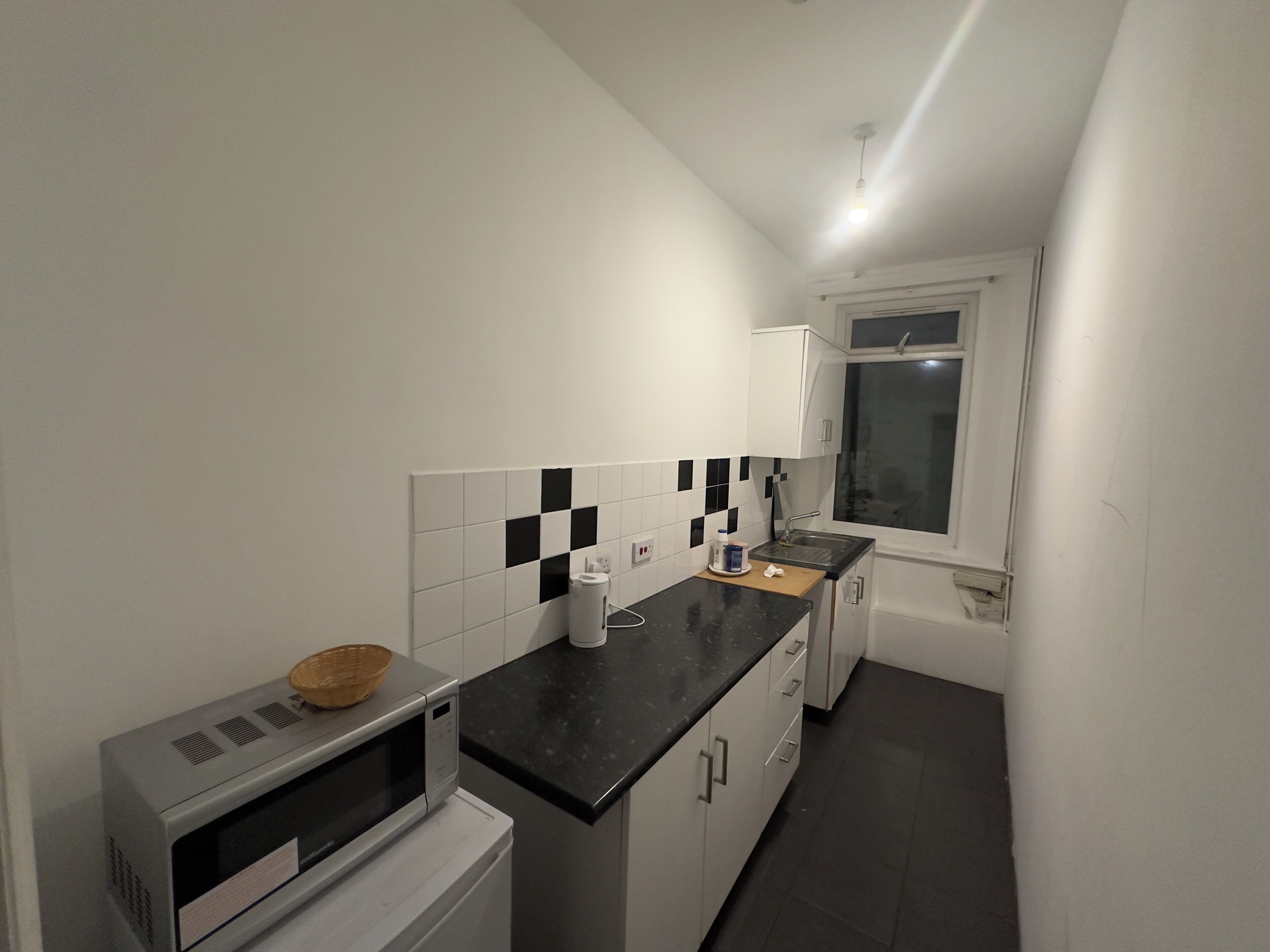 ツインルーム 共用バスルーム | 共用キッチン | 電気ポット