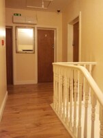 Sistema de insonorización, tabla de planchar con plancha, wifi gratis