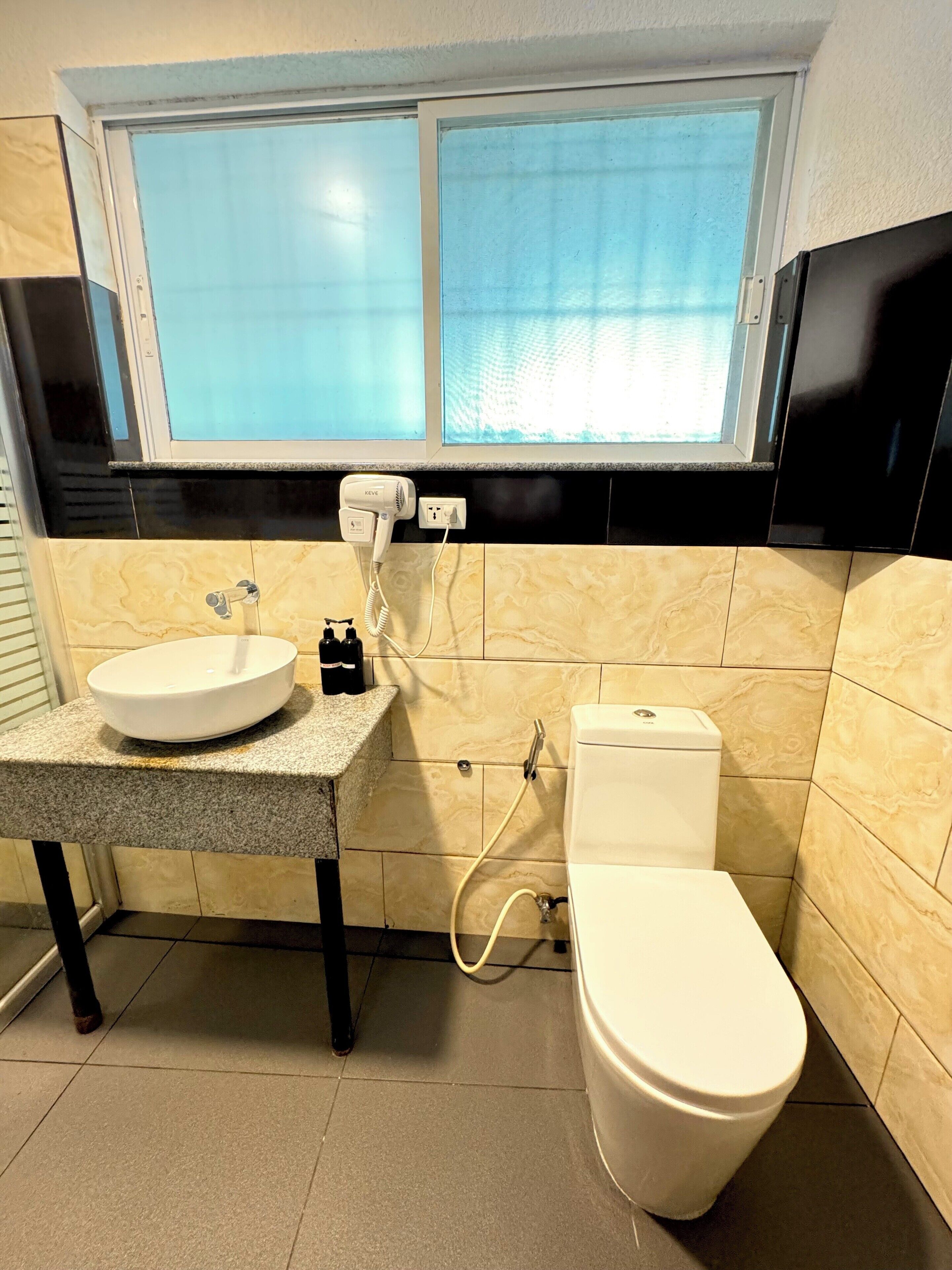 deluxe room | bathroom | shower, free toiletries, bathrobes, towels