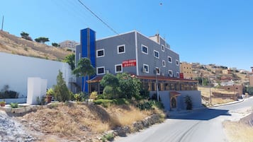 Vista frontal de la propiedad