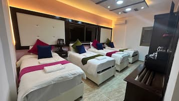 Deluxe Quadruple Room | Peti besi dalam bilik, langsir/tirai gelap terus 