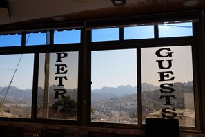 Una ventana con las palabras "PETER" y "GUESTS" escritas verticalmente.