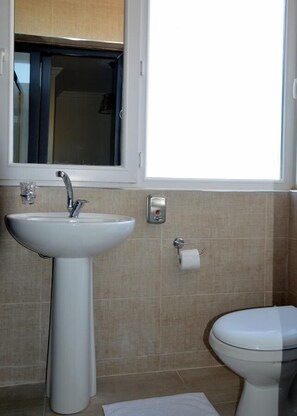 Shower, hair dryer, slippers - Menderes Butik Otel (Menderes)