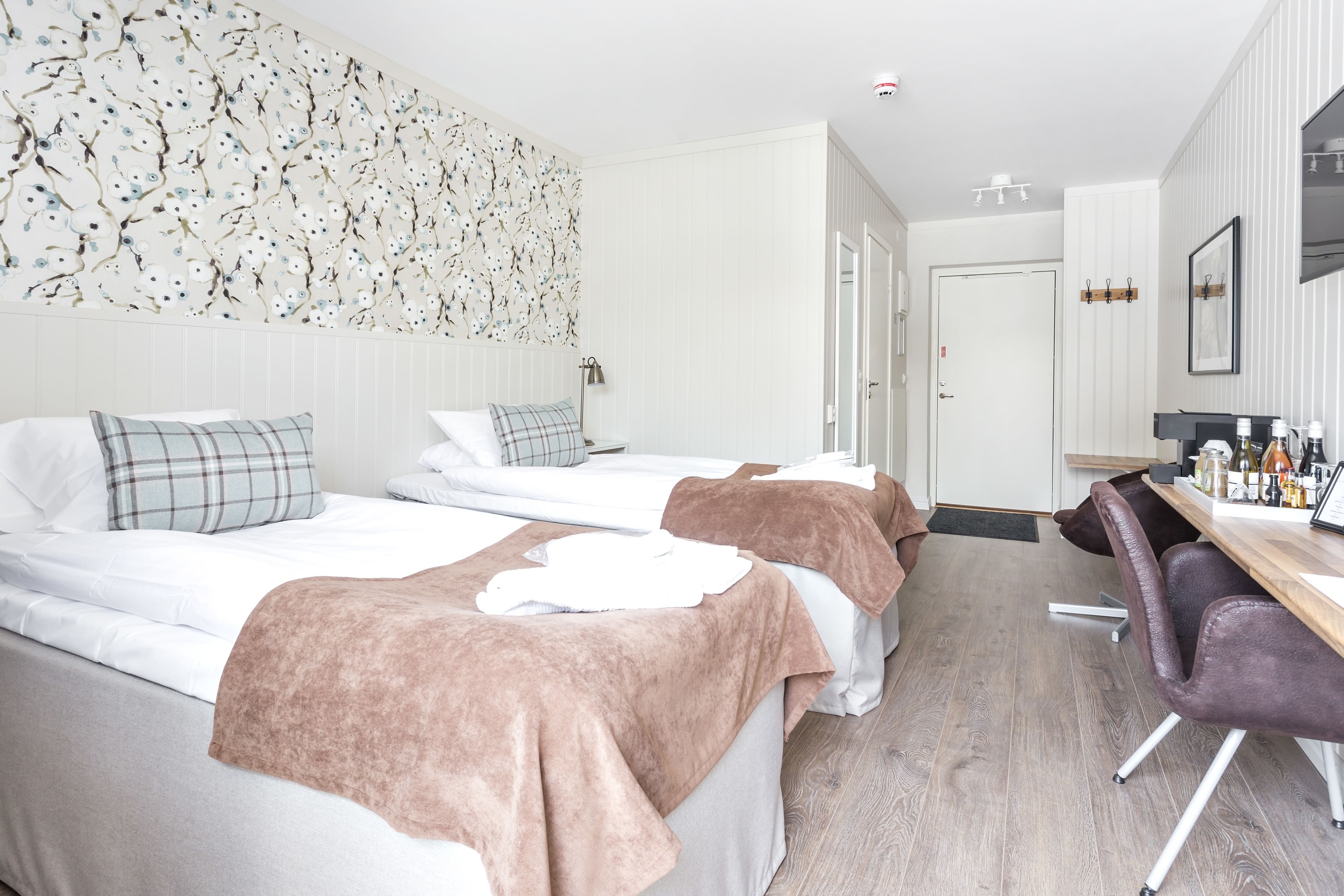 deluxe room | minibar, blackout curtains, cots/infant beds, rollaway beds