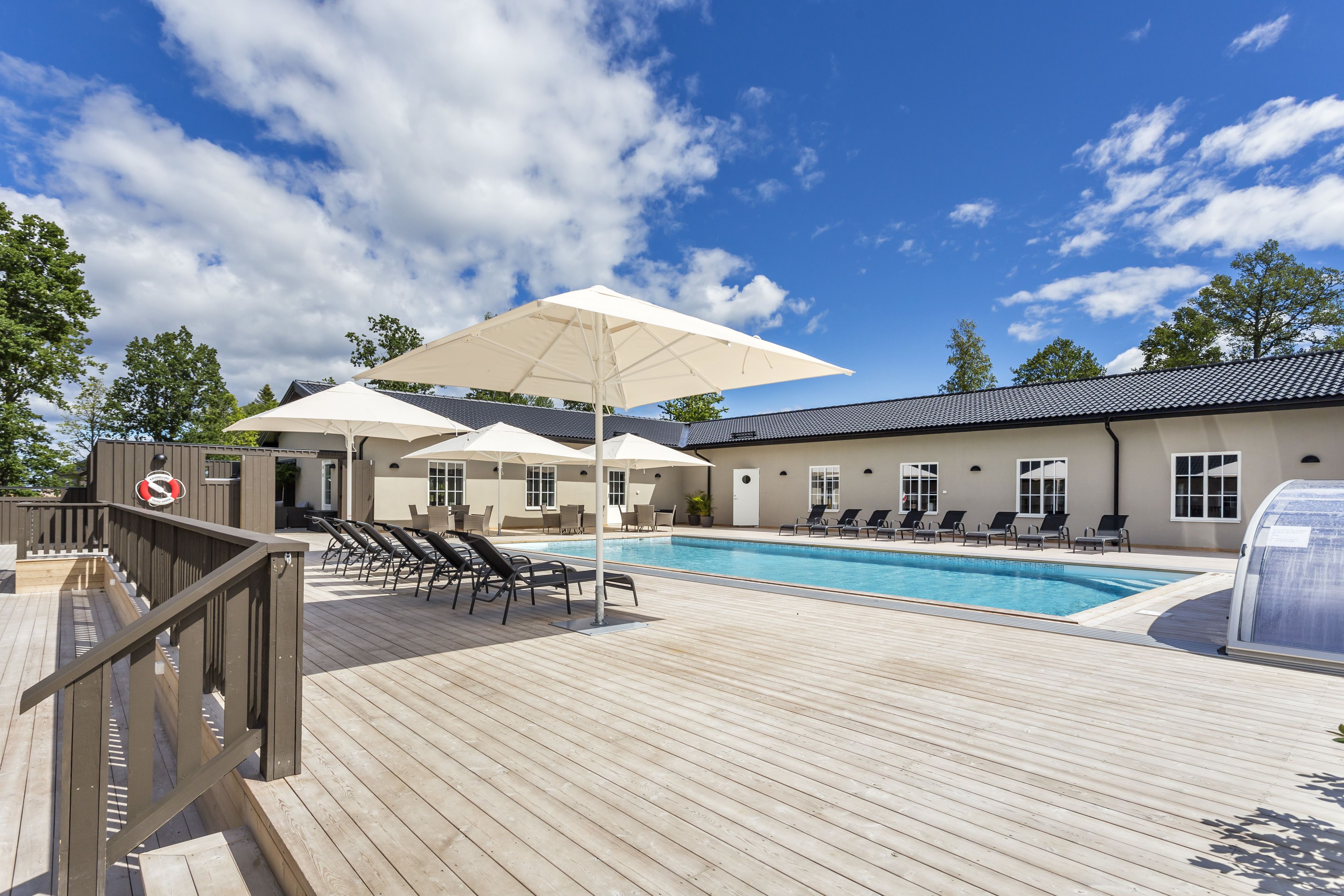 outdoor pool, pool loungers