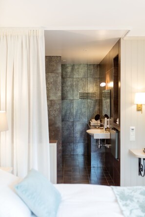 Suite | Kamar mandi | Perlengkapan mandi desainer, pengering rambut,  dan handuk