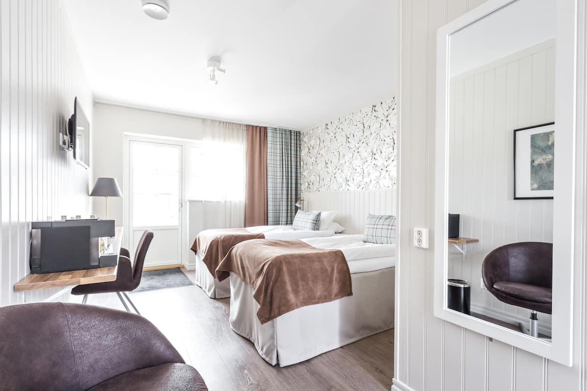 Minibar, Verdunkelungsvorhänge, Babybetten, Zustellbetten
