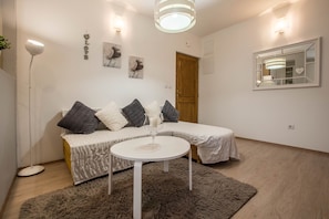 Apartamento, terraza | Sala de estar | Una televisión de pantalla plana