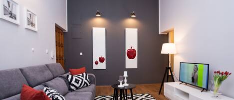 Apartamento, sacada | Sala de estar | TV de tela plana
