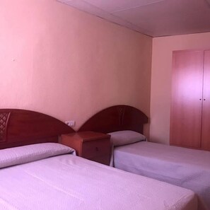 Double or Twin Room | Desk, free WiFi, bed sheets - hostal plaza damasco (Almunecar)