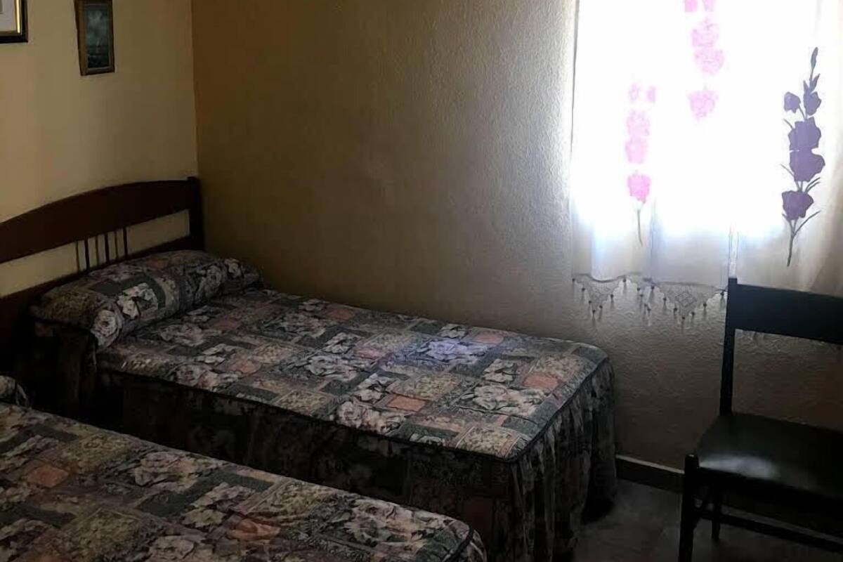 Kamer, 1 twee- of 2 eenpersoonsbedden | Een bureau, gratis wifi, beddengoed