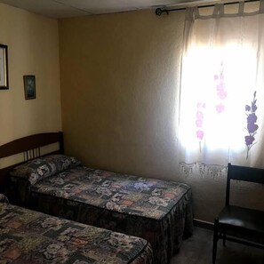 Kamer, 1 twee- of 2 eenpersoonsbedden | Een bureau, gratis wifi, beddengoed