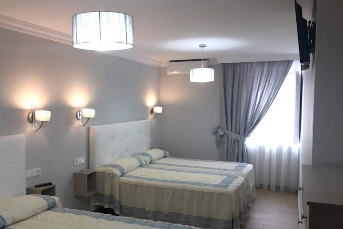 Comfort vierpersoonskamer | Een bureau, gratis wifi, beddengoed