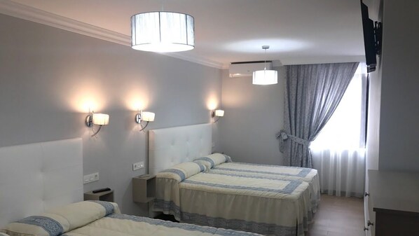 Comfort vierpersoonskamer | Een bureau, gratis wifi, beddengoed