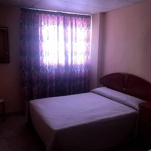 Eenpersoonskamer | Een bureau, gratis wifi, beddengoed