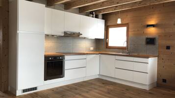 Fridge, oven, stovetop, dishwasher