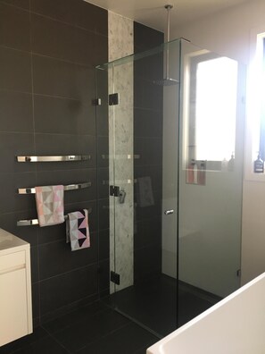 Baignoire, sèche-cheveux, serviettes fournies, shampoing