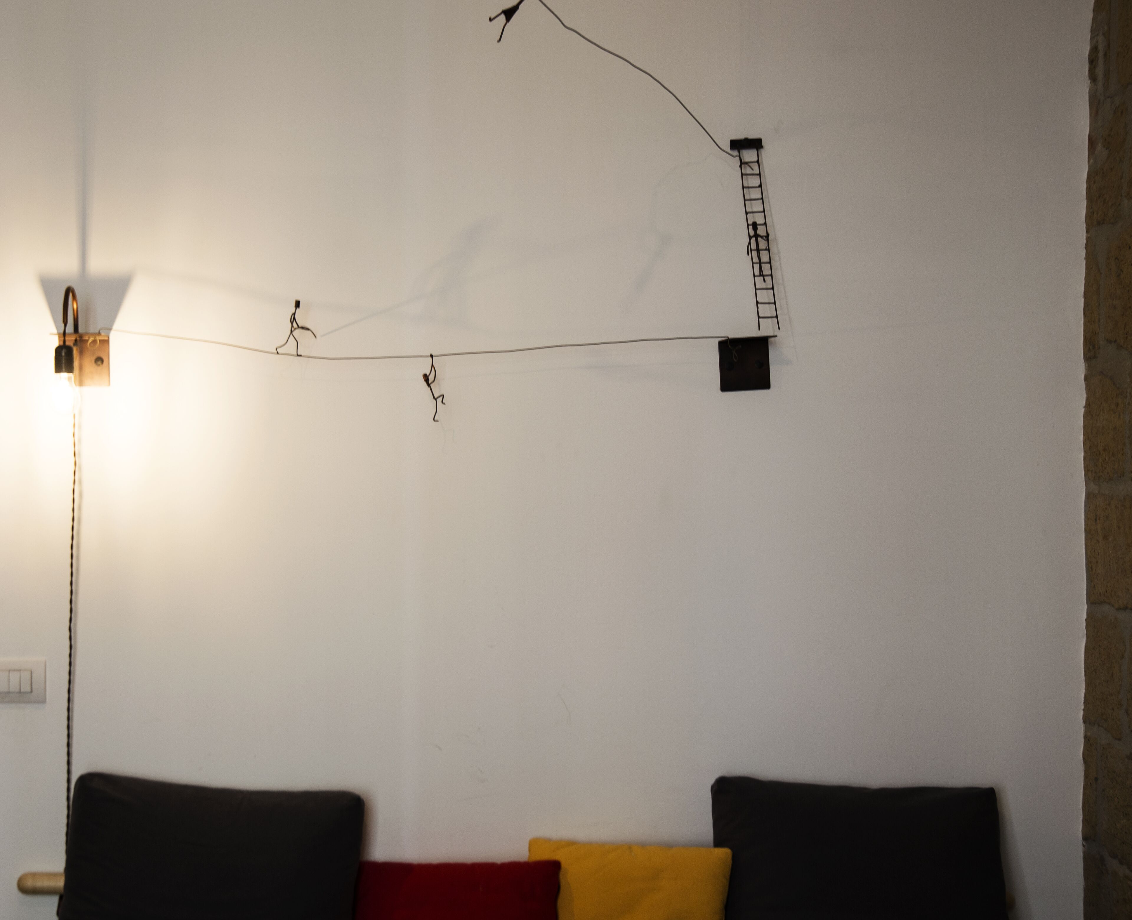 Una pared con un dibujo sencillo de una persona escalando una escalera.