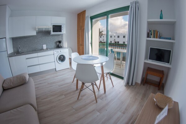 Een televisie en boeken