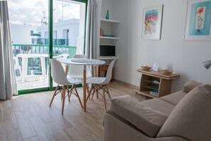 Una televisión, libros