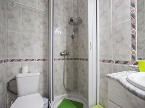 Ensemble baignoire-douche, bidet, serviettes fournies