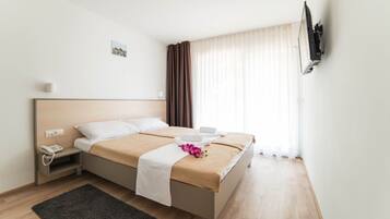 Family Room, Shared Bathroom | Desk, blackout drapes, WiFi, bed sheets