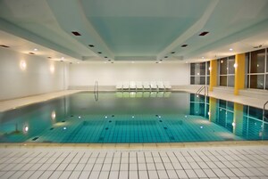 Una piscina cubierta (de 10:00 a 18:00), tumbonas