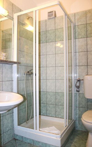 تجهيزات دش، مستلزمات مجانية للعناية الشخصية، مجففات شعر، مناشف