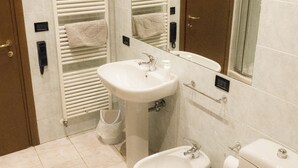 A bathroom with a sink, bidet, toilet, towel racks, and a mirror. - Casa Bella Riva Reno - In the Heart of Bologna (Bologna)