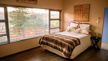 Executive Suite, 2 Bedrooms, Non Smoking, Sea View (Topaz) | Individually decorated, individually furnished, blackout drapes