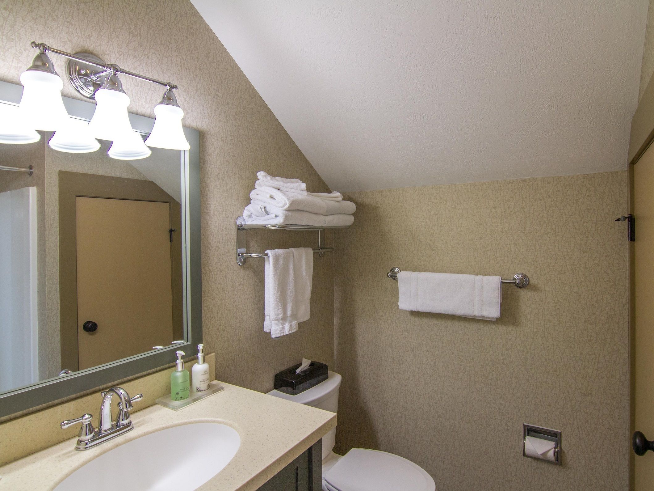 condo, 2 bedrooms | bathroom | towels, shampoo