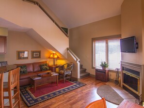 Leilighet, 2 soverom | Oppholdsrom | Flatskjerm-TV, peis og DVD-spiller