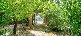 Luxury Town Villa With Big Pool and Garden, parking, AC in all bedrooms