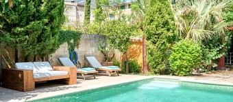 Luxury Town Villa With Big Pool and Garden, parking, AC in all bedrooms