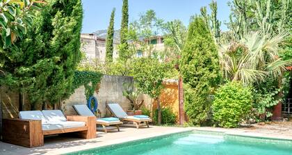 Luxury Town Villa With Big Pool and Garden, parking, AC in all bedrooms